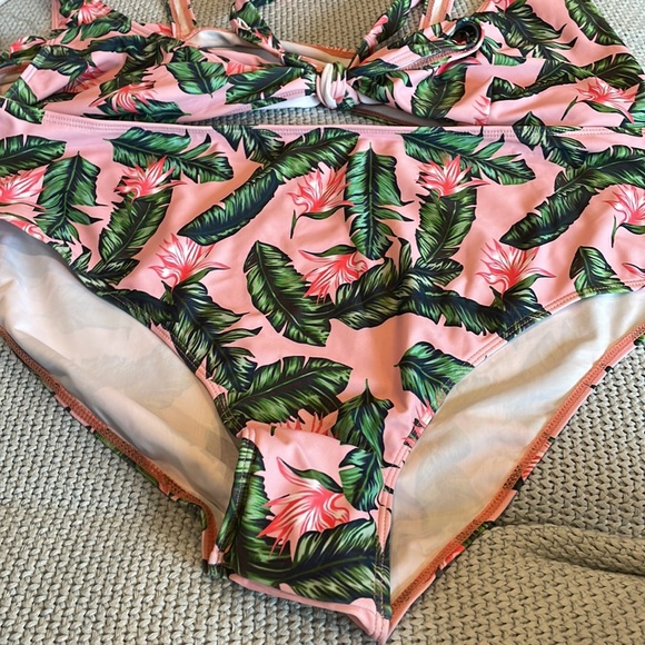 4X Waist 22” stretches to 28. 9”rise New never worn. Rosegal. New without tags. - Picture 10 of 10